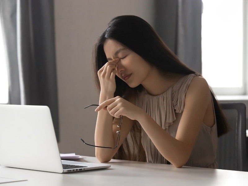 Mỏi mắt nhức mắt kéo dài ảnh hưởng đến sinh hoạt hằng ngày