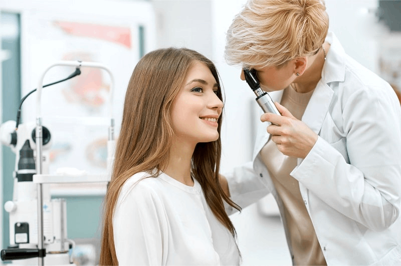 bác sĩ kiểm tra đáy mắt