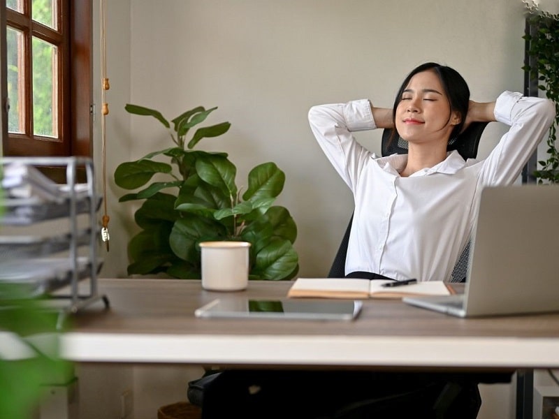 nghỉ ngơi thư giãn mắt giúp giảm loạn thị