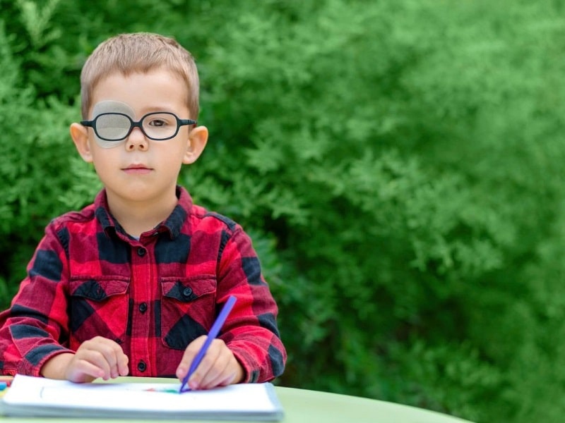 đeo kính chữa nhược thị