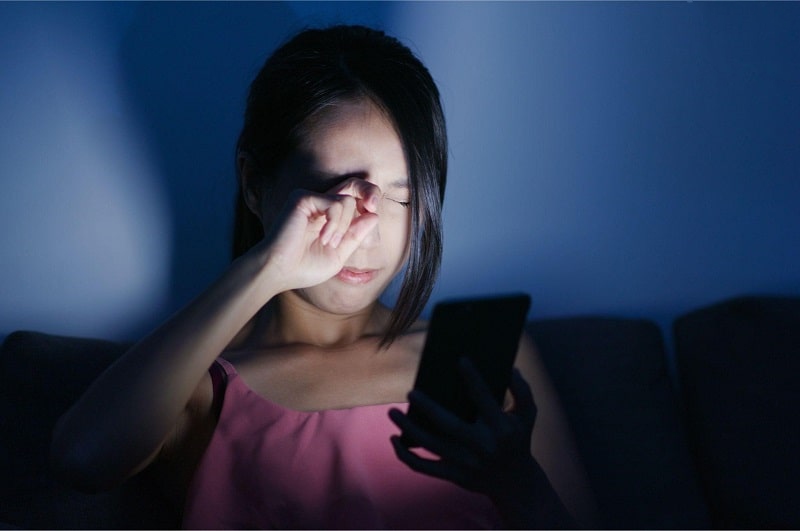 thức khuya gây cận thị