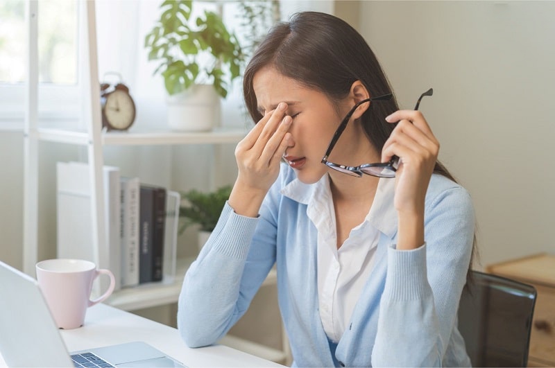 thường xuyên bị khô mắt