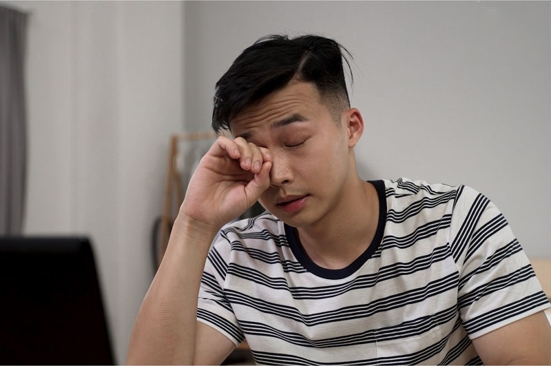 không nên dùng tay dụi mắt