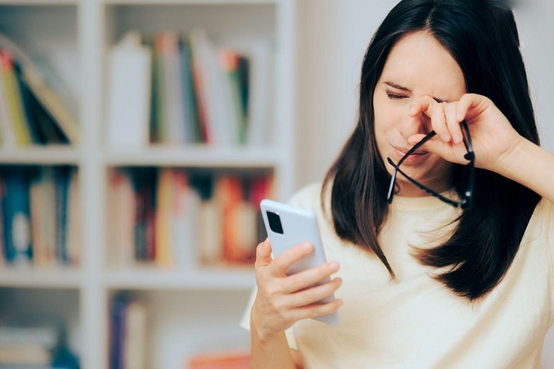 tác hại của ánh sáng xanh từ điện thoại