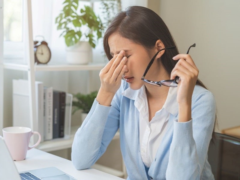 tình trạng khô mắt khi làm việc