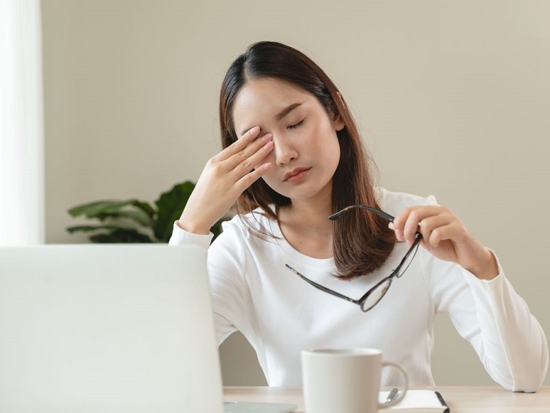 mắt bị tái cận sau mổ