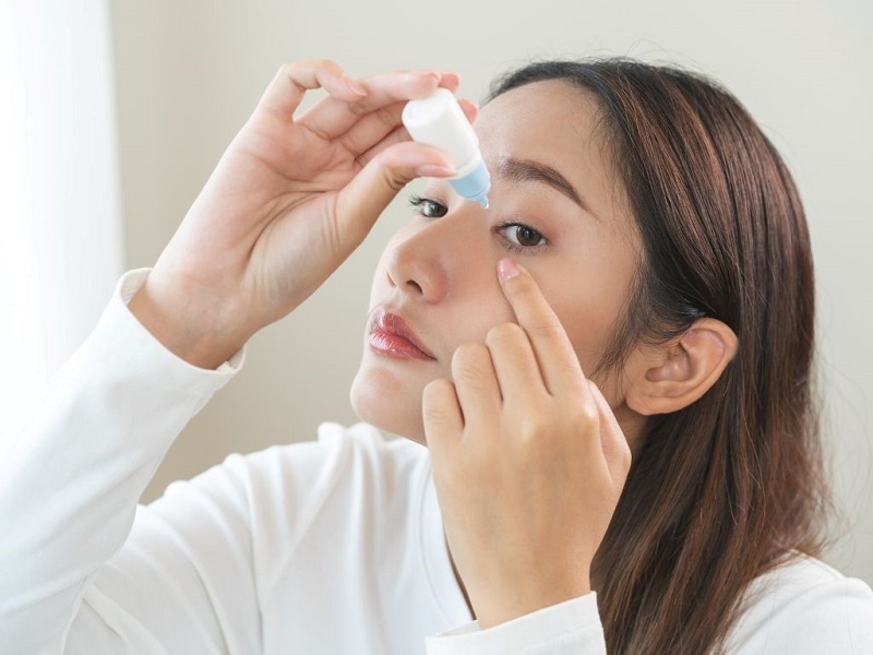 nhỏ mắt chống khô mắt