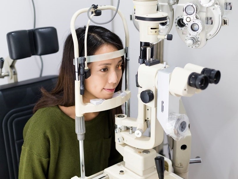 tái khám mắt sau mổ