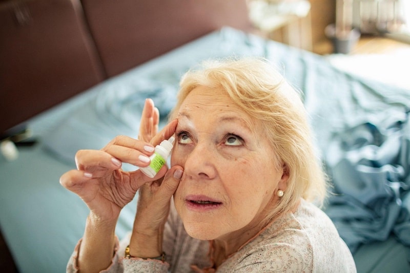 vệ sinh vùng mắt bảo vệ thủy tinh thể