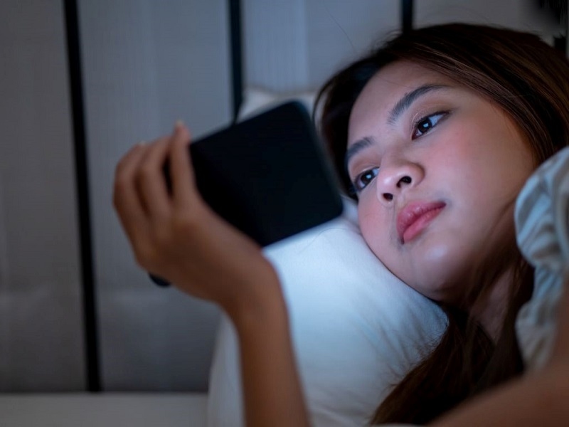 xem điện thoại trong bóng tối