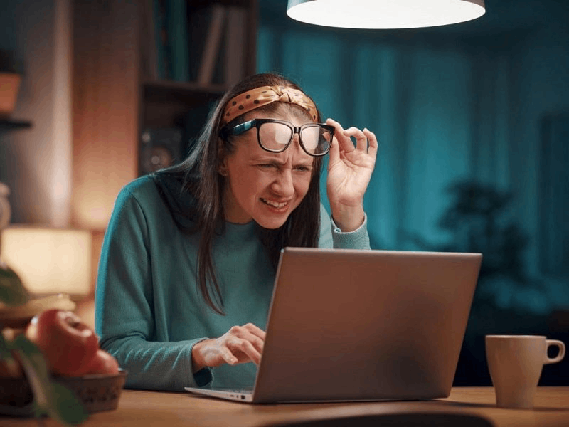 đeo kính khi làm việc