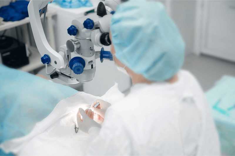 bác sĩ mổ cận giác mạc mỏng