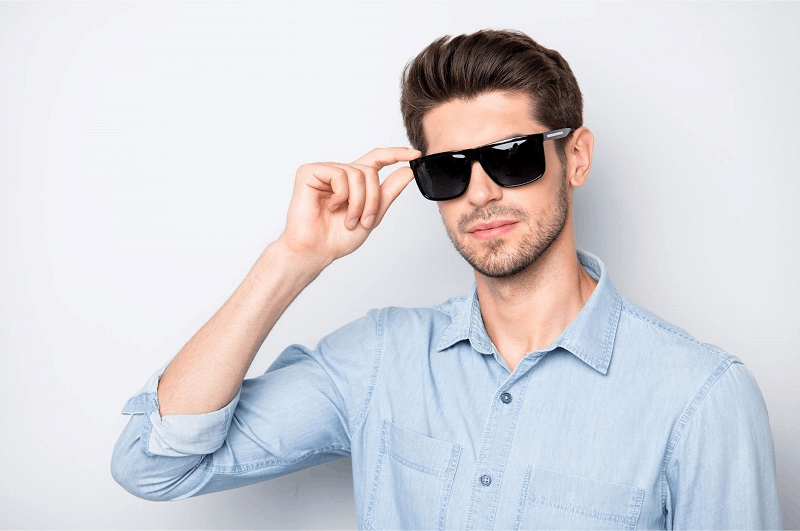 đeo kính râm bảo vệ mắt