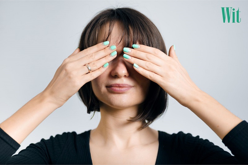 Thư giãn mắt bằng lòng bàn tay
