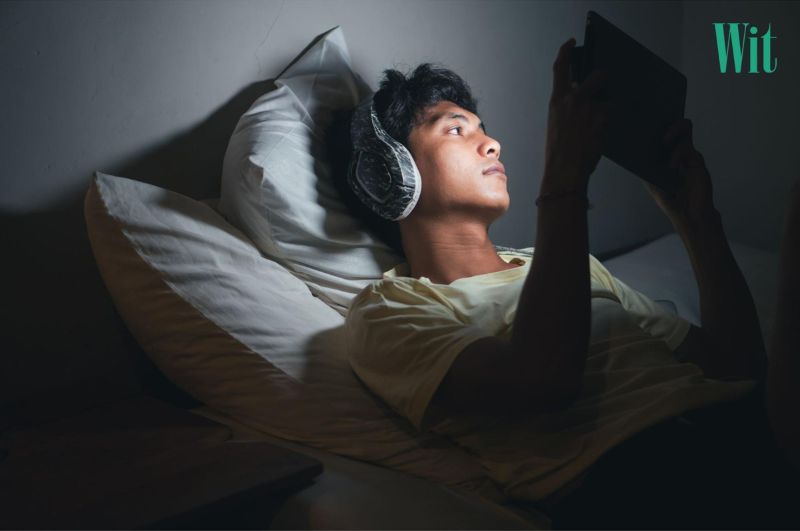 Hạn chế sử dụng thiết bị điện tử để tránh gây áp lực cho mắt cận