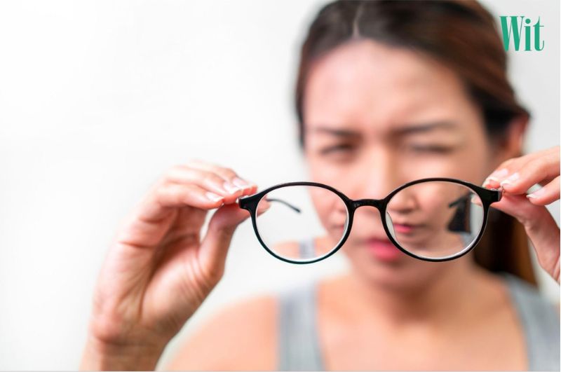 Người bị cận thị trung bình bắt đầu phải đeo kính thường xuyên để nhìn rõ vật