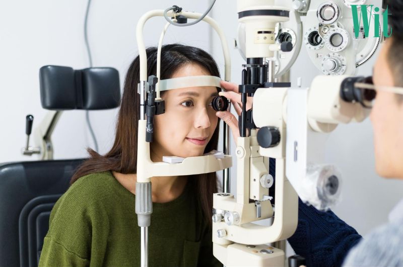 Khám, điều chỉnh lại kính đúng độ là việc làm cần thiết và quan trọng khi đeo kính lệch độ