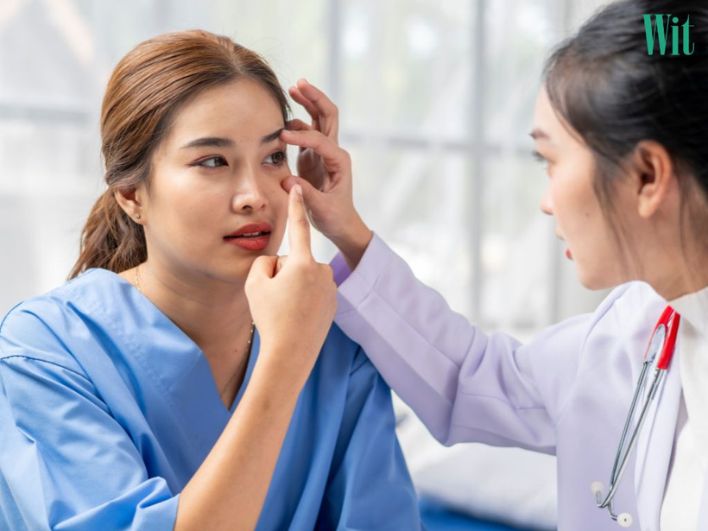 Bác sĩ cần kiểm tra và đánh giá tình trạng mắt người bệnh có đủ điều kiện để phẫu thuật điều trị khúc xạ hay không