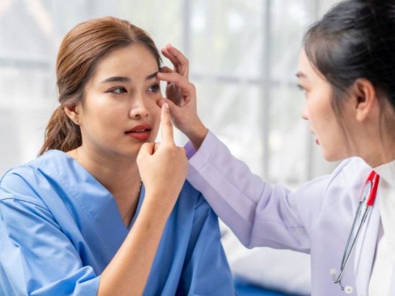 bác sĩ kiếm tra tật khúc xạ mắt