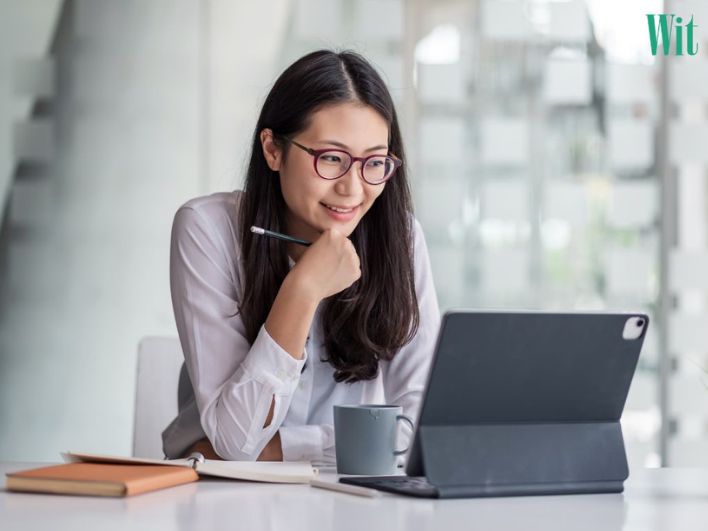 Đeo kính gọng là phương pháp điều chỉnh tật khúc xạ phổ biến và an toàn nhất