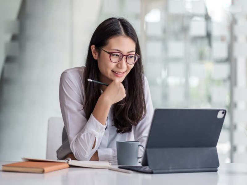 đeo kính khắc phục tật khúc xạ