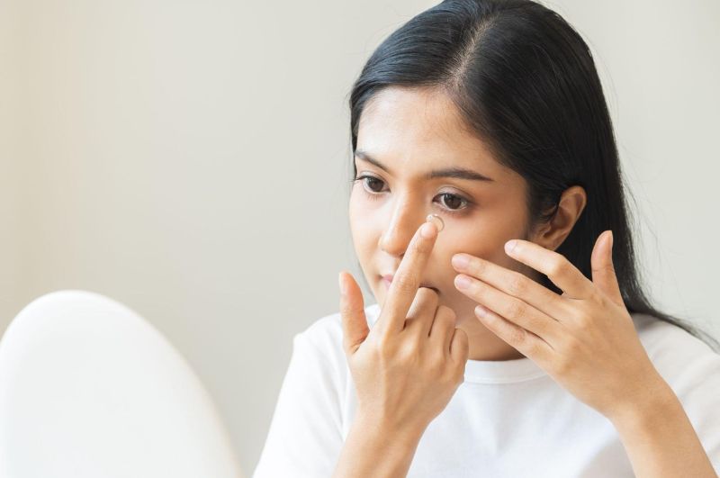 Đeo lens đúng cách giúp đảm bảo an toàn cho mắt