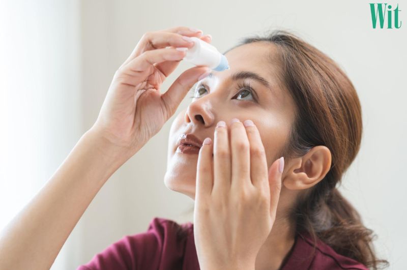 Nếu mắt vẫn còn cảm giác khô rát hoặc mỏi mệt, bạn có thể dùng thuốc nhỏ mắt giữ ẩm để tăng cường bảo vệ màng mắt và giảm kích ứng.