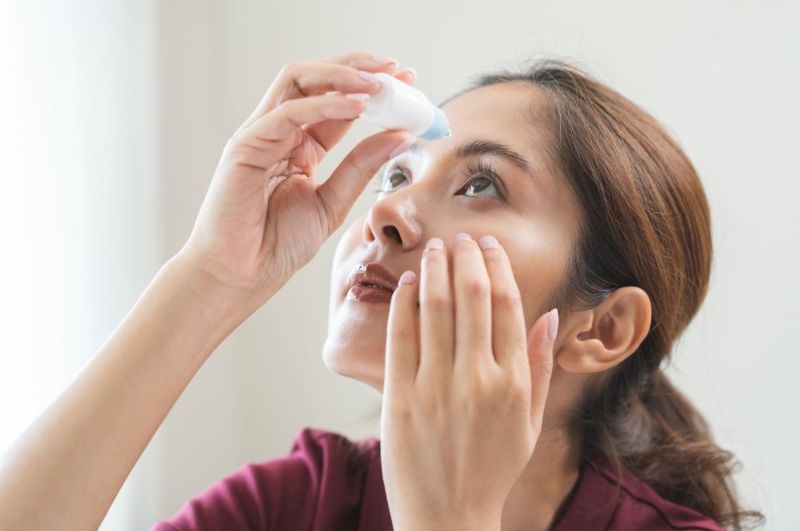 dùng thuốc nhỏ mắt vệ sinh mắt