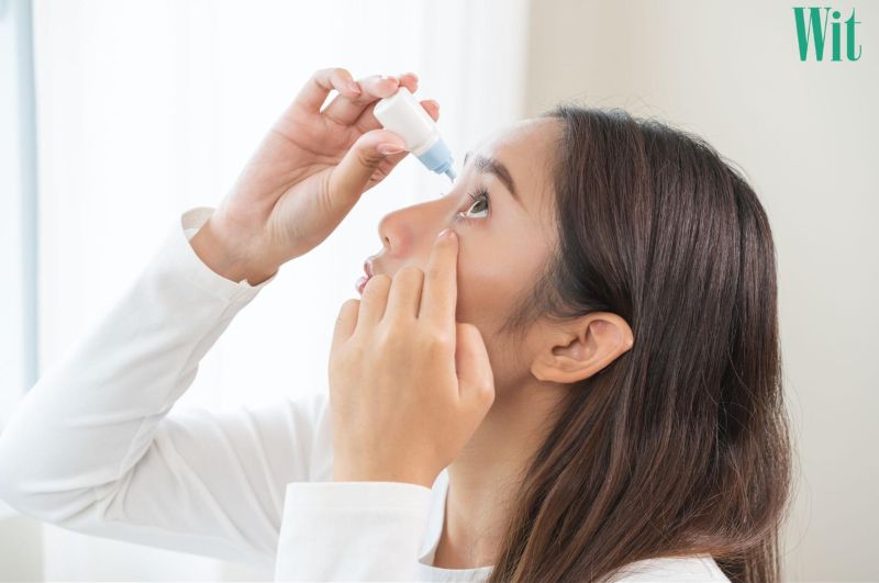 Rửa mắt bằng nước muối sinh lý hoặc nước là cách vệ sinh mắt khi bị bụi nên được thực hiện đầu tiên.