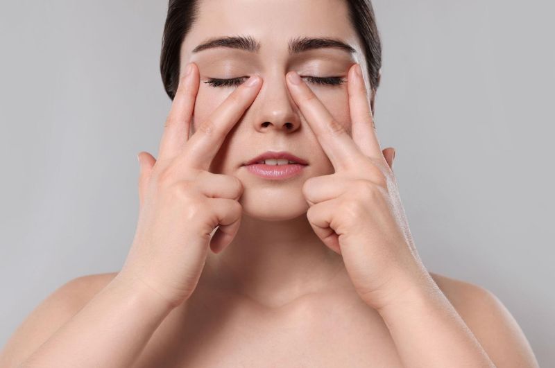 Bài tập ấn góc trong và góc ngoài của mắt để giảm bọng mắt, cải thiện sụp mí