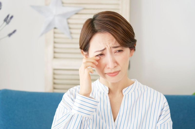 Dụi tay lên mắt cũng có thể gây tổn thương và dẫn đến tăng độ loạn thị