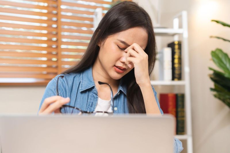 Không đeo kính hoặc đeo kính sai độ gây hạn chế tầm nhìn và nhức mỏi mắt