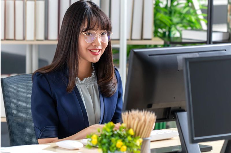 Nên chọn tròng kính chống ánh sáng xanh nếu bạn thường xuyên tiếp xúc với thiết bị điện tử