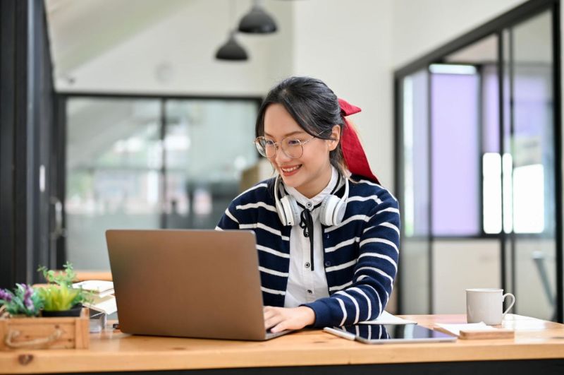 Sử dụng kính không chỉ giúp bạn nhìn rõ hơn mà còn hỗ trợ kiểm soát tiến triển độ cận hiệu quả