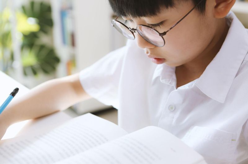 Trẻ em nên đeo kính đúng độ để đảm bảo không ảnh hưởng đến việc học tập