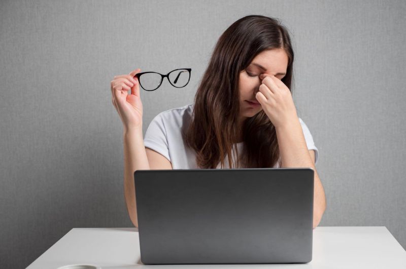 Đeo kính sai độ gây mỏi mắt