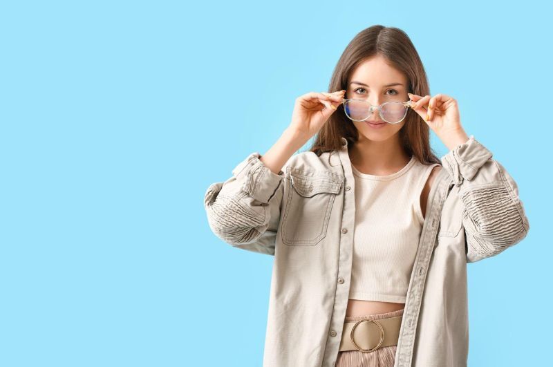 Đeo kính sai độ có thể ảnh hưởng thị lực ở người không bị cận