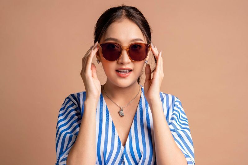 Đeo kính không độ như phụ kiện thời trang và bảo vệ mắt