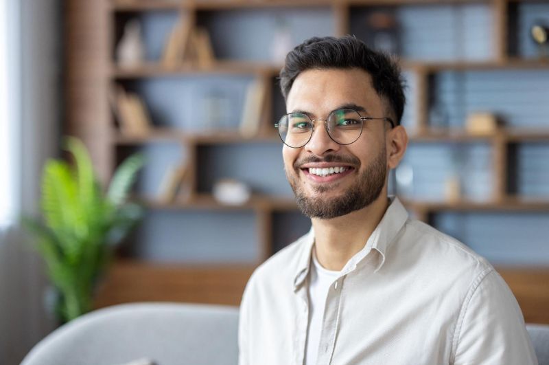 đeo kính cận có bị nhỏ mắt không