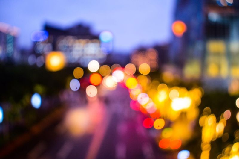 dấu hiệu nhìn mờ, mỏi mắt và xuất hiện quầng sáng xung quanh bóng đèn