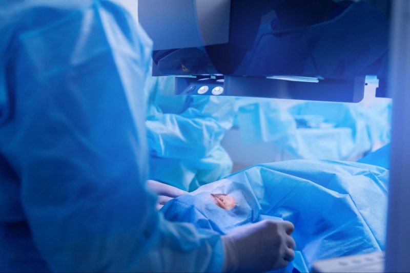 phẫu thuật mắt bằng laser