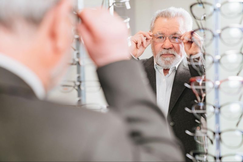người già đang chọn kính