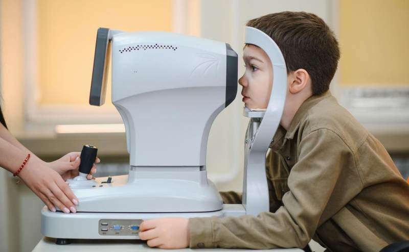 trẻ đi khám mắt