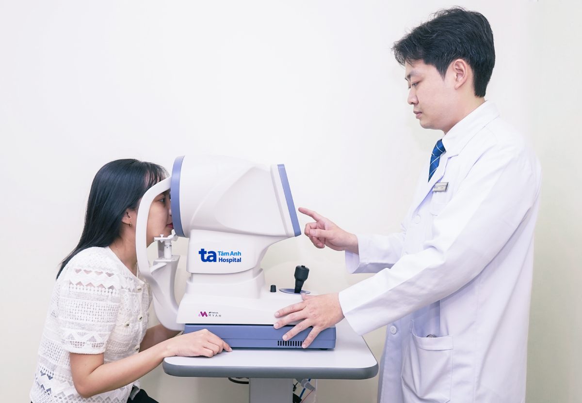 bác sĩ khám mắt cho người bệnh
