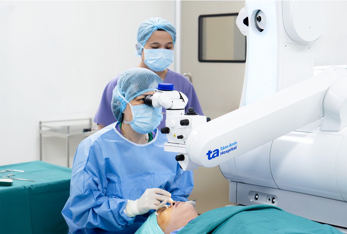 bác sĩ thực hiện phẫu thuật xóa cận