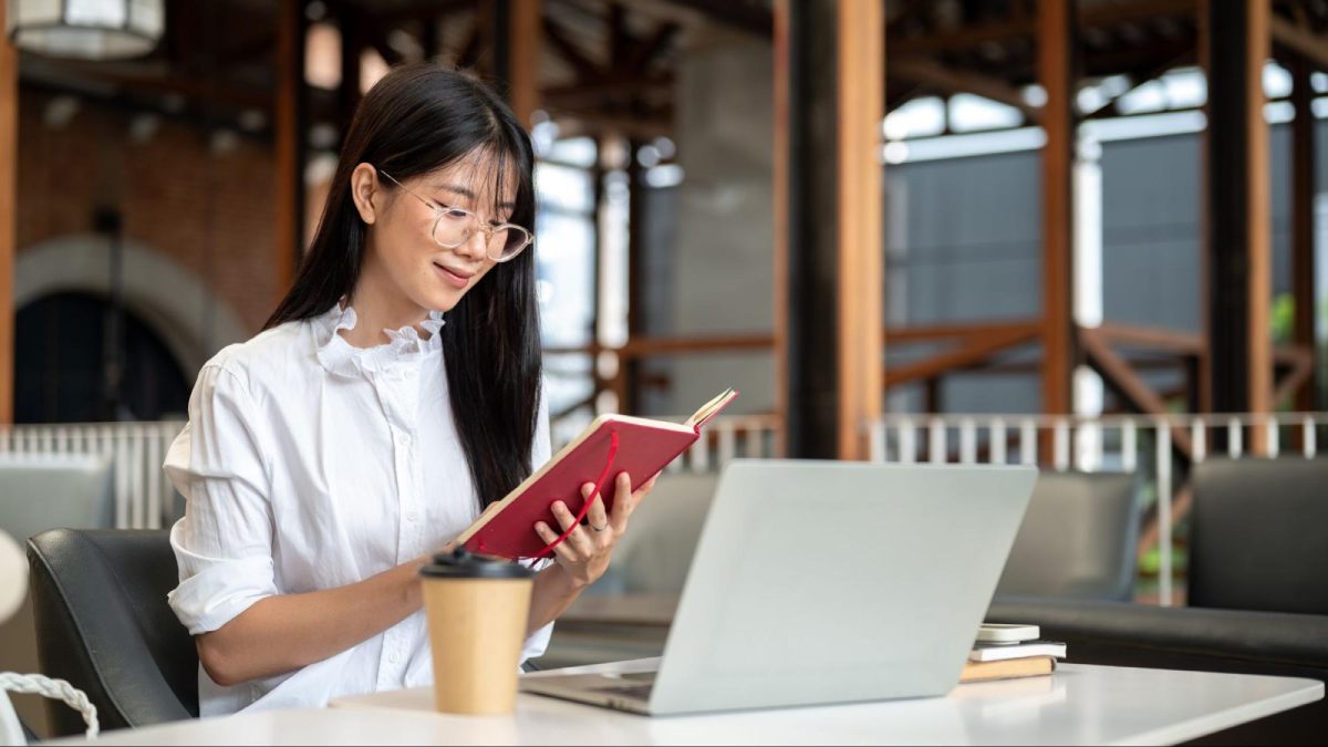 bạn gái đang đọc sách