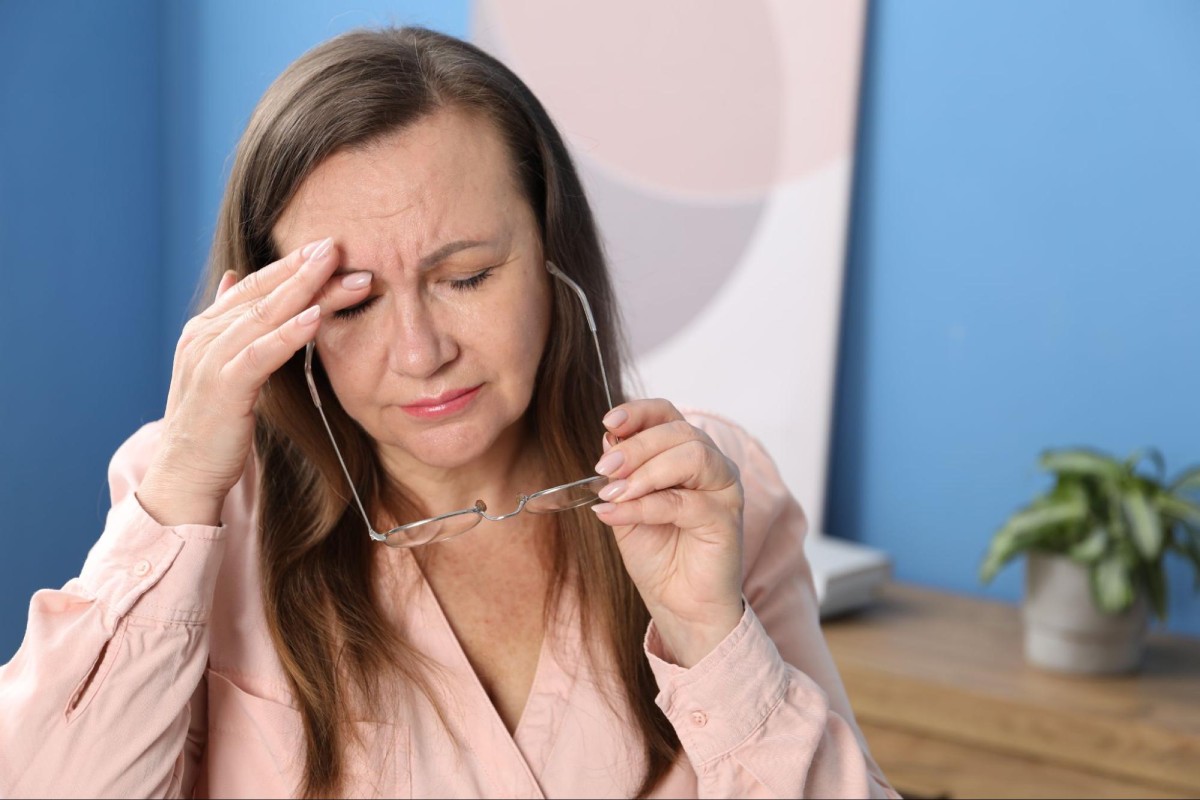 người phụ nữ mỏi mắt