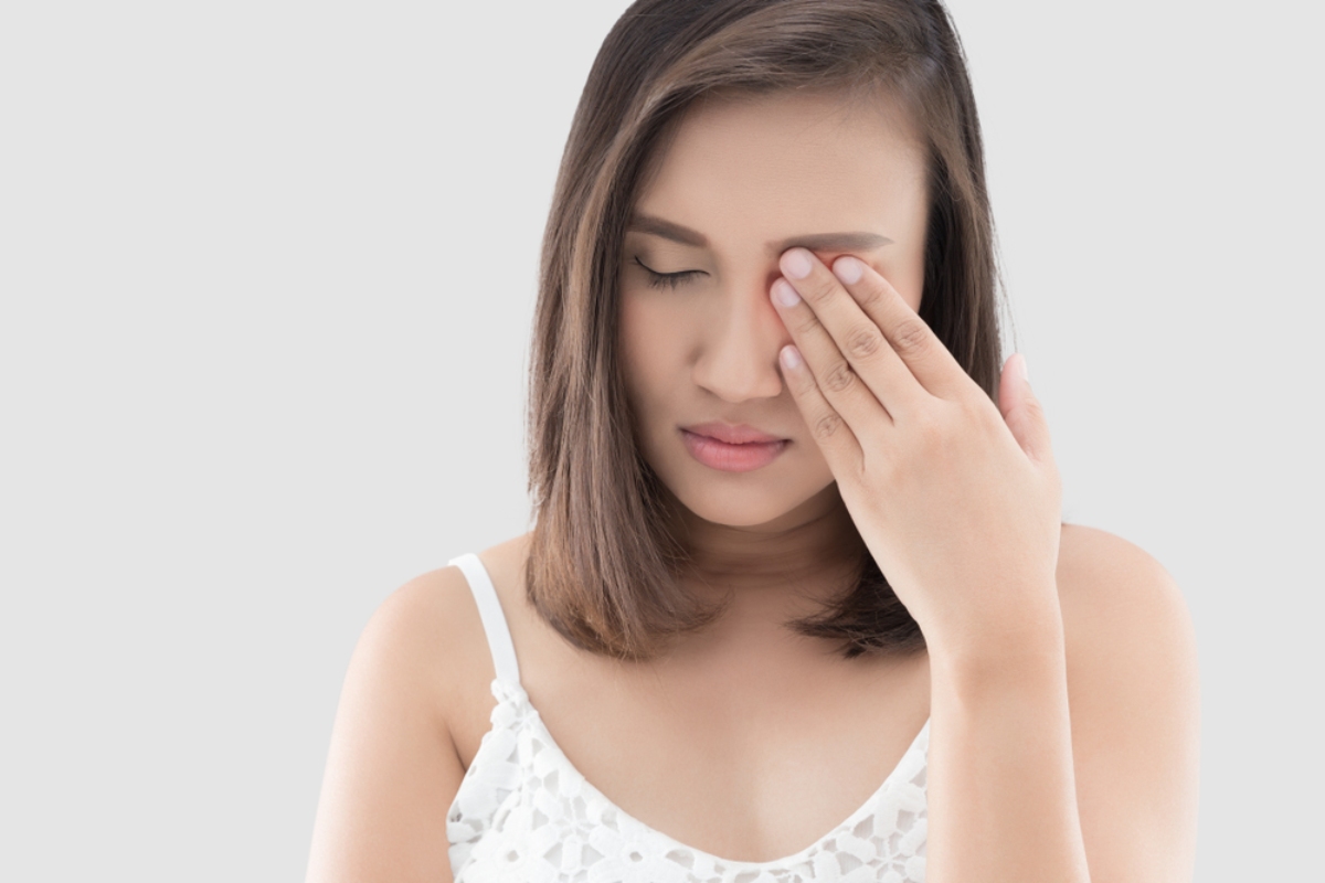 phụ nữ dụi mắt