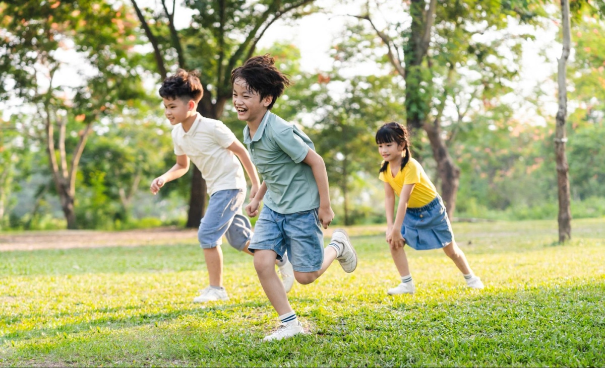 trẻ vui chơi bên ngoài